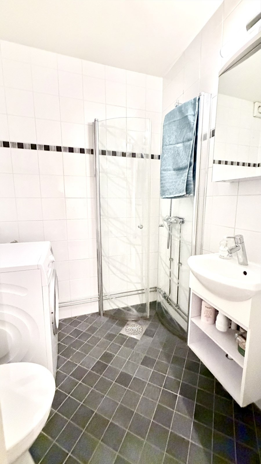 Flislagt bad med varmekabler i gulv og opplegg for vaskemaskin Galleribilde