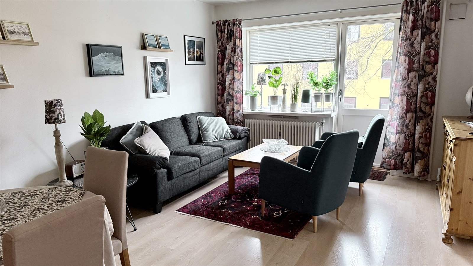 Her er det plass til både sofa og spisebord Galleribilde