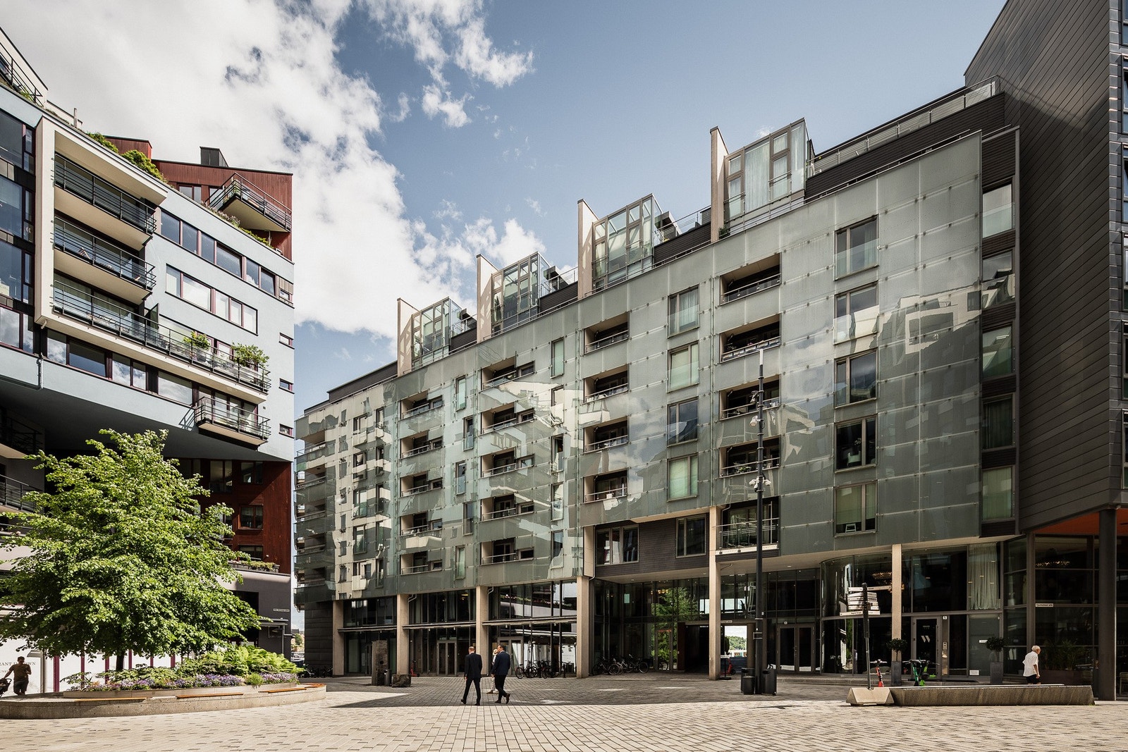 Fasadens inngangsparti fra Olav selvaags plass som er åpent og luftig Galleribilde