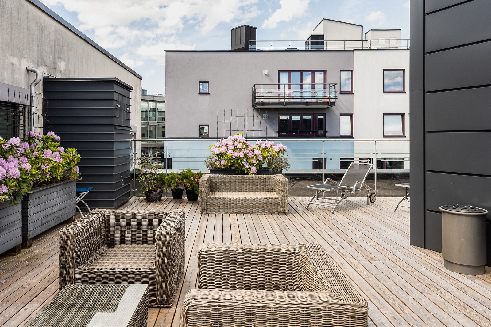 Felles takterrasse for selvaag pluss medlemmer med tilhørende møbler Galleribilde