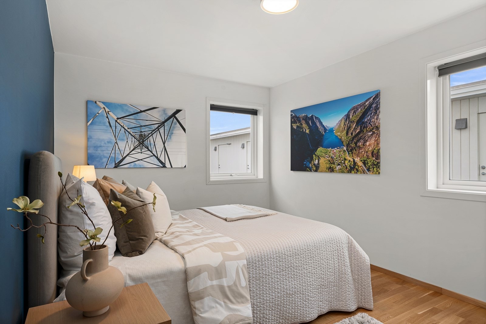 Hovedsoverom med god størrelse og to vinduer. Galleribilde