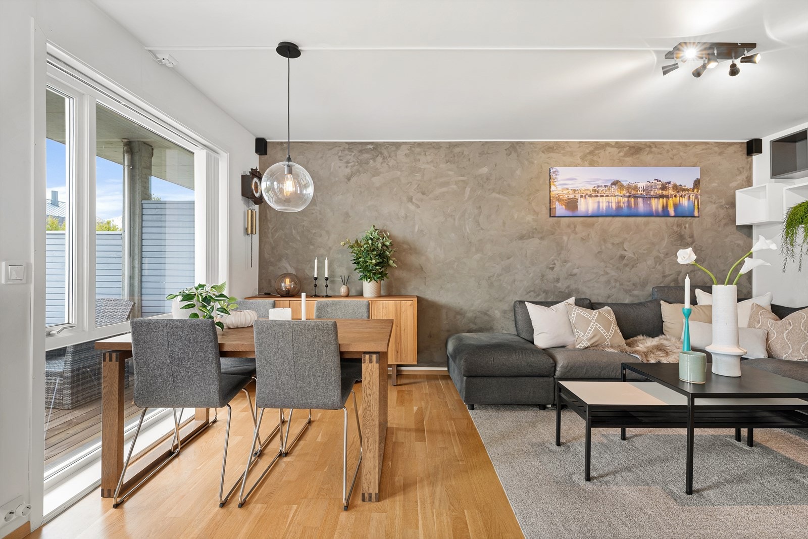 Fra leiligheten er det store vinduer ut mot terrasse og uteområde. Galleribilde