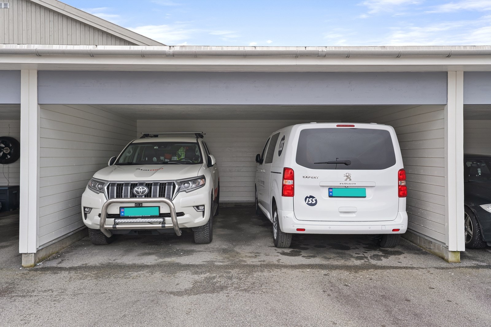 Leiligheten disponerer parkeringsplass 4 i carport. Galleribilde