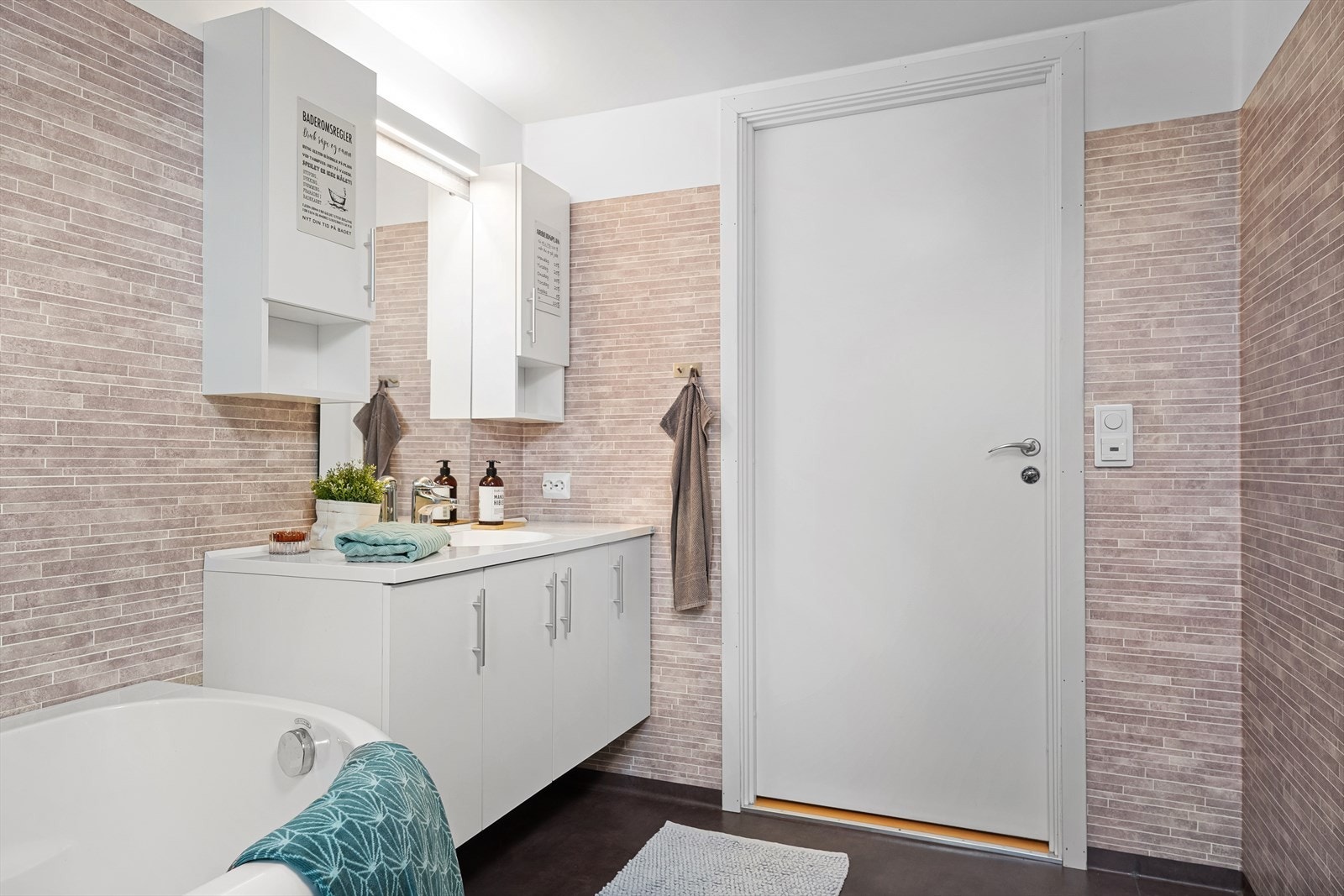 Her er det vinylbelegg og elektriske varmekabler på gulv, samt veggvinyl på vegger og malt slett tak Galleribilde