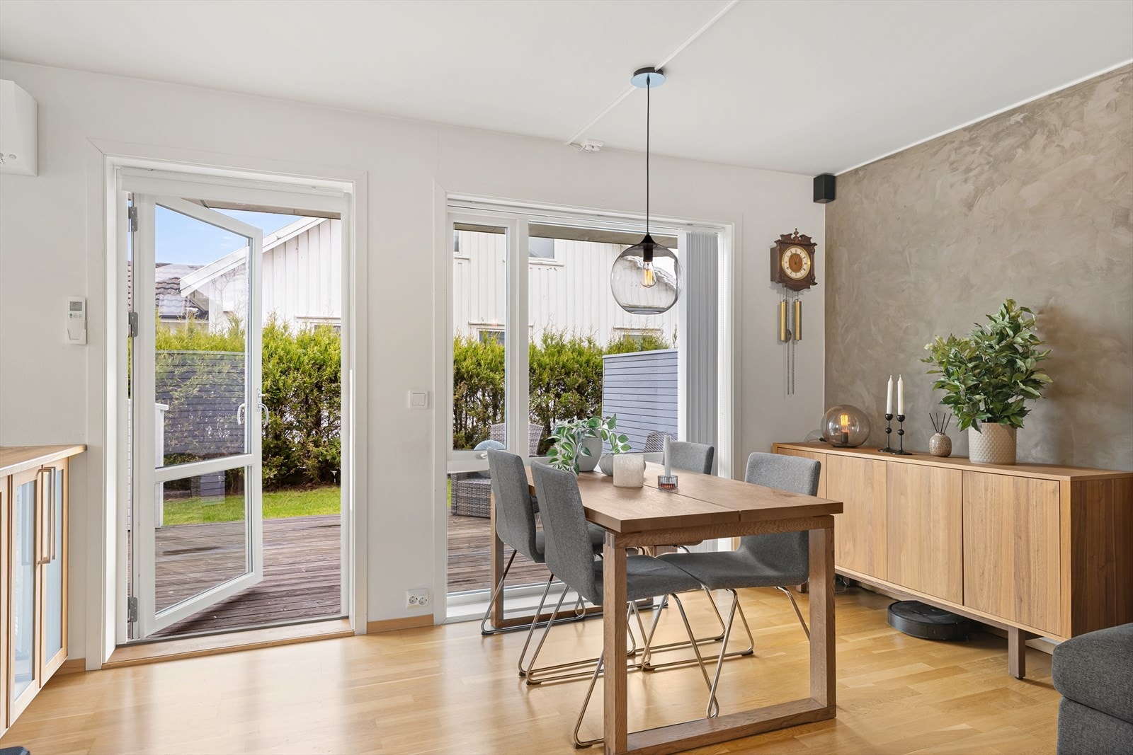 I stuen finner man også god plass til spisebord Galleribilde