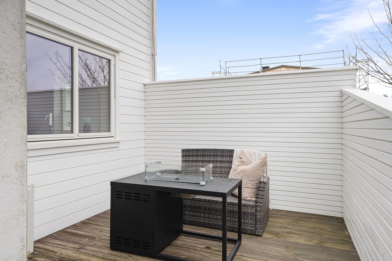 På terrassen er det plass til flere sittegrupper Galleribilde