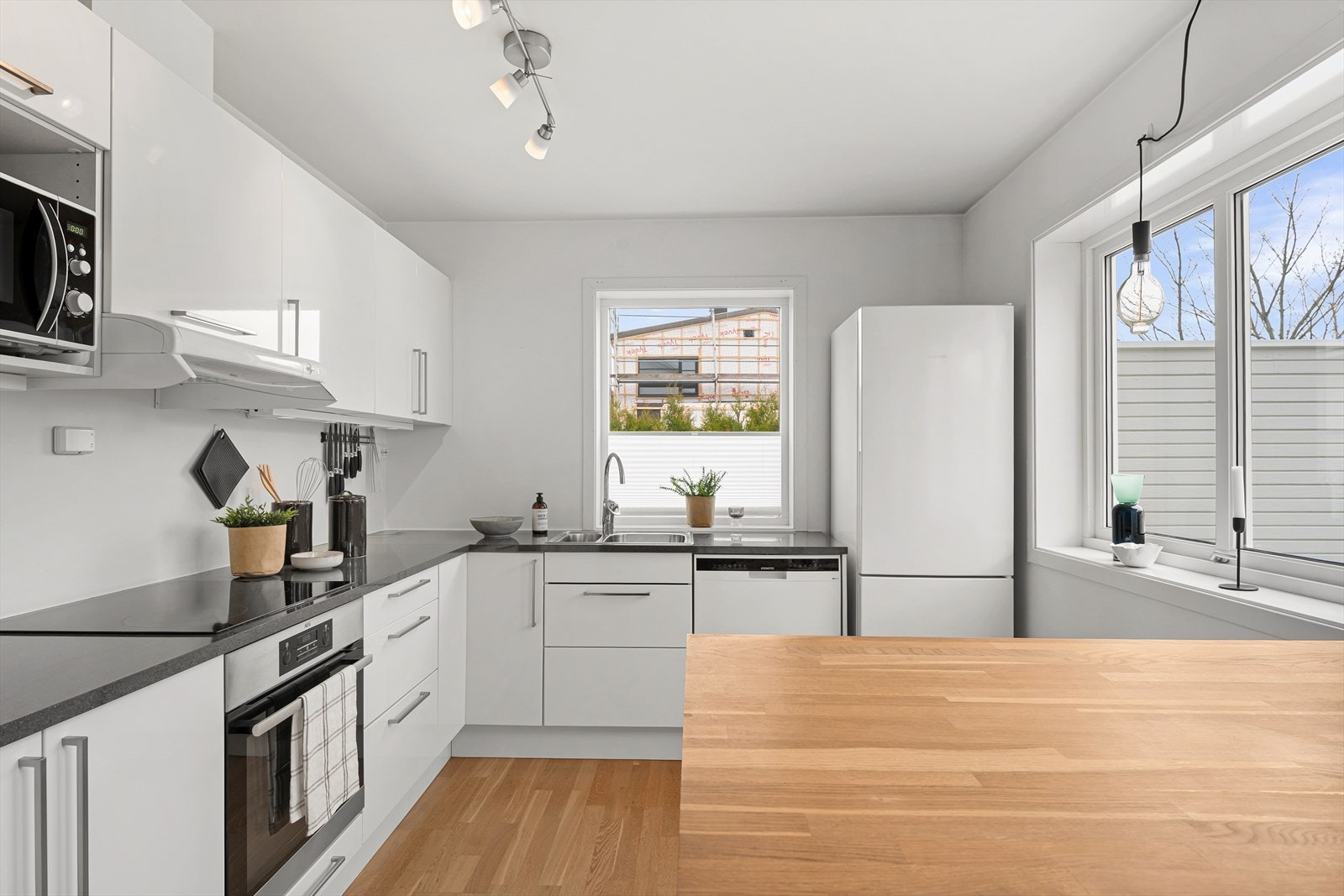 De store vinduene gir kjøkkenet et naturlig godt arbeidslys. Galleribilde