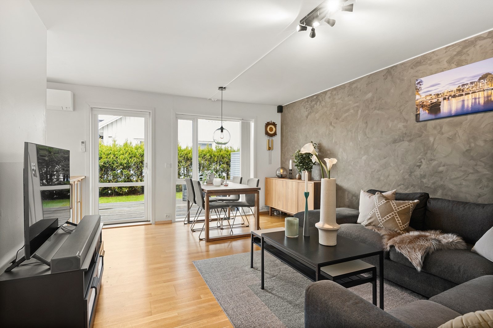 Monica Mørk Aase i EiendomsMegler1 Jærmegleren presenterer Symrevegen 15A.
Foto: Asle Haukland. Galleribilde