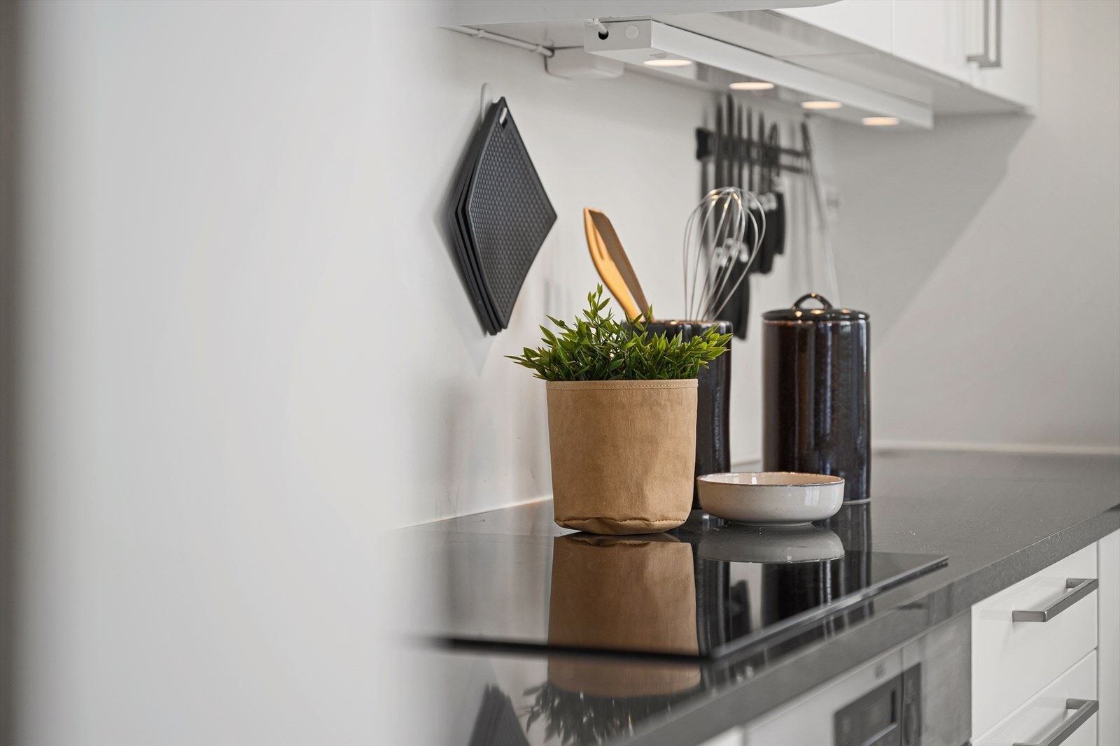 Hvitevarer på kjøkken, stekeovn, koketopp, oppvaskmaskin og kjøleskap medfølger i handelen. Galleribilde