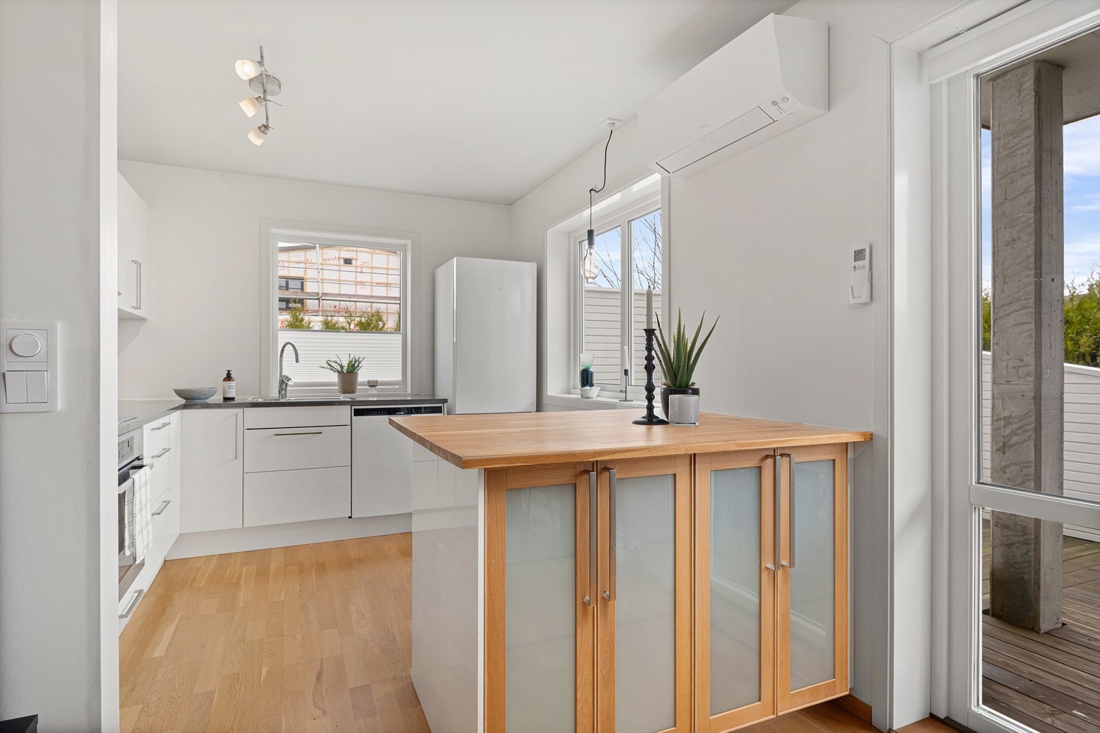 Kjøkken har slette fronter og benkeplate av laminat med nedfelt vask Galleribilde