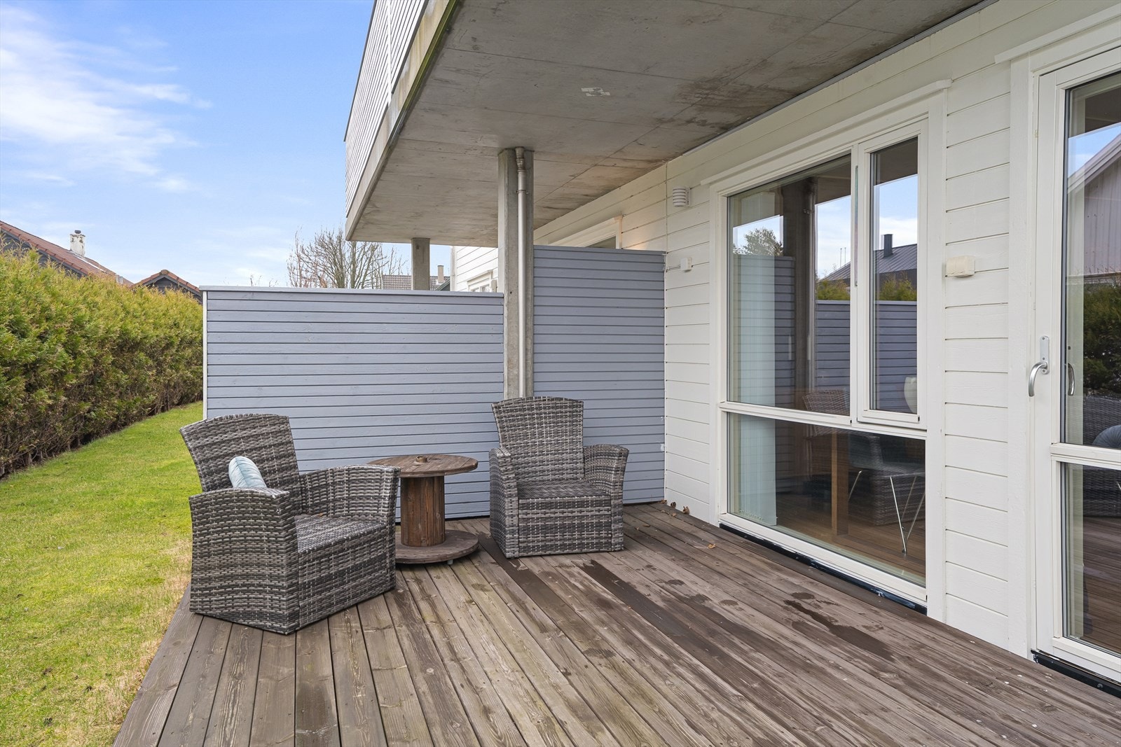 Utenfor stuen finner man en koselig terrasse Galleribilde