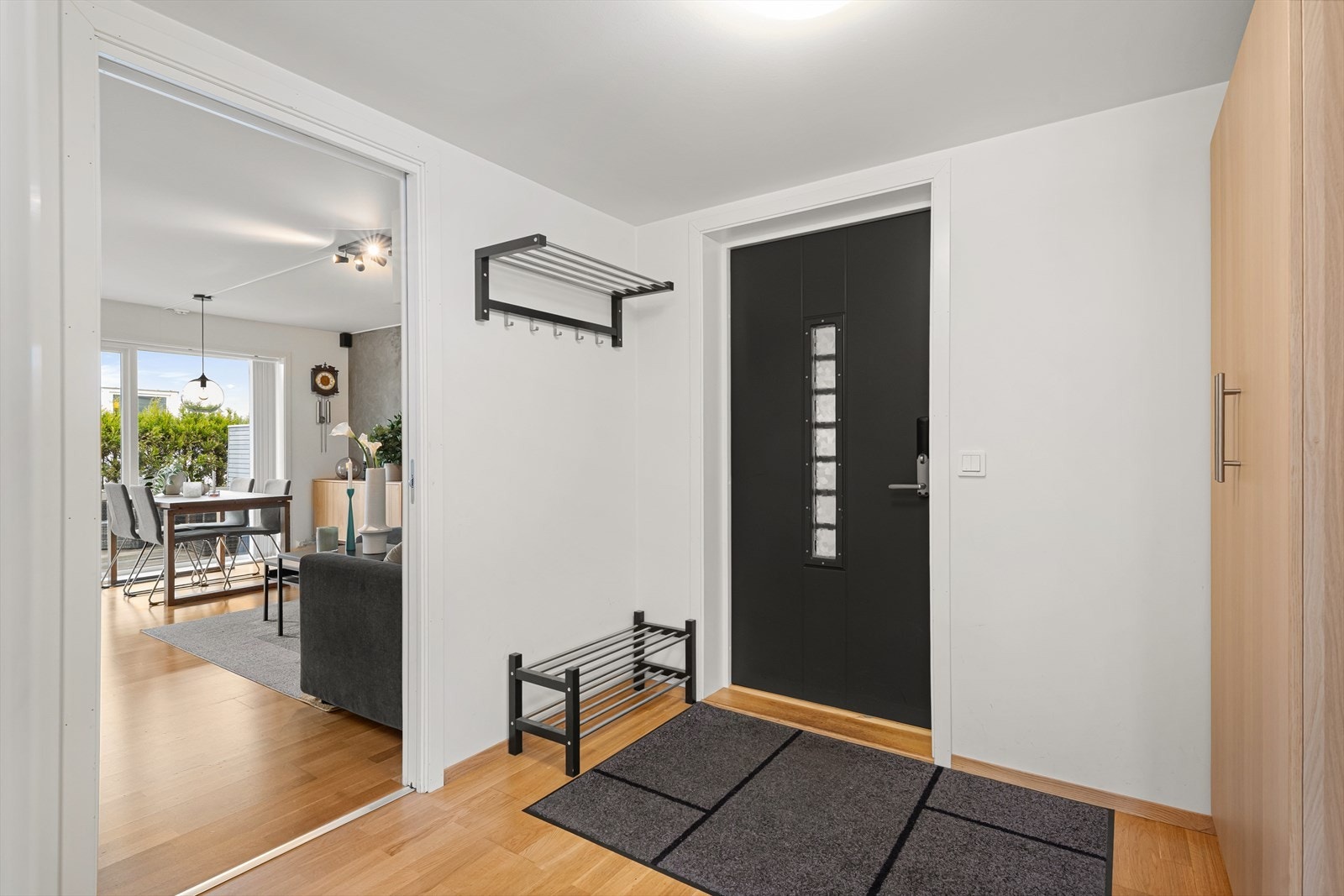 Romslig entré med god oppbevaringsplass til yttertøy og sko Galleribilde