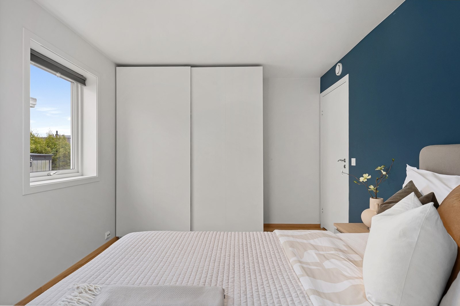 Praktisk garderobeskap med gode oppbevaringsmuligheter medfølger i handelen. Galleribilde