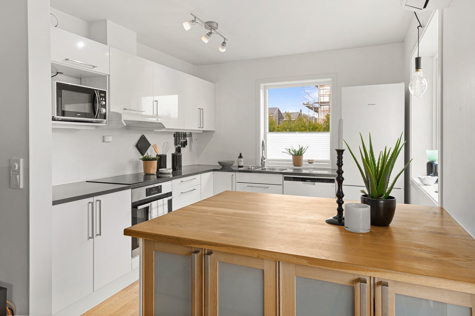 Her har man rikelig med benkeplass, noe som gjør matlagingen litt lettere Galleribilde