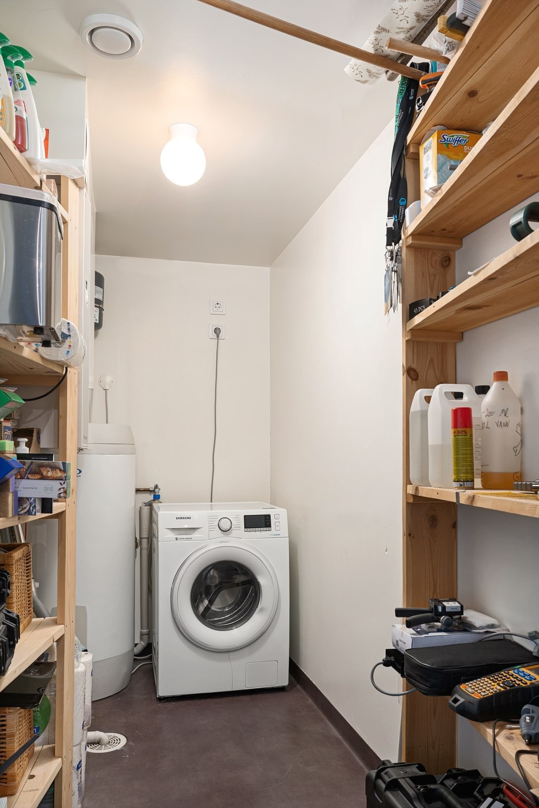 Bod med gode oppbevaringsmuligheter, samt opplegg til vaskemaskin. Boden er godkjent som bod, ikke som vaskerom. Galleribilde