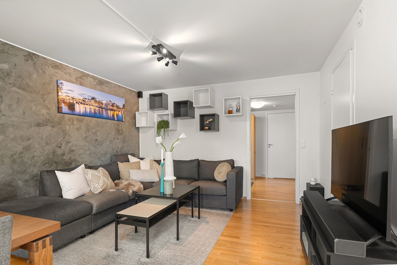 I stuen er det parkett på gulv og malte slette vegger, den mørkere veggen i stuen er malt med kalkmaling. Galleribilde