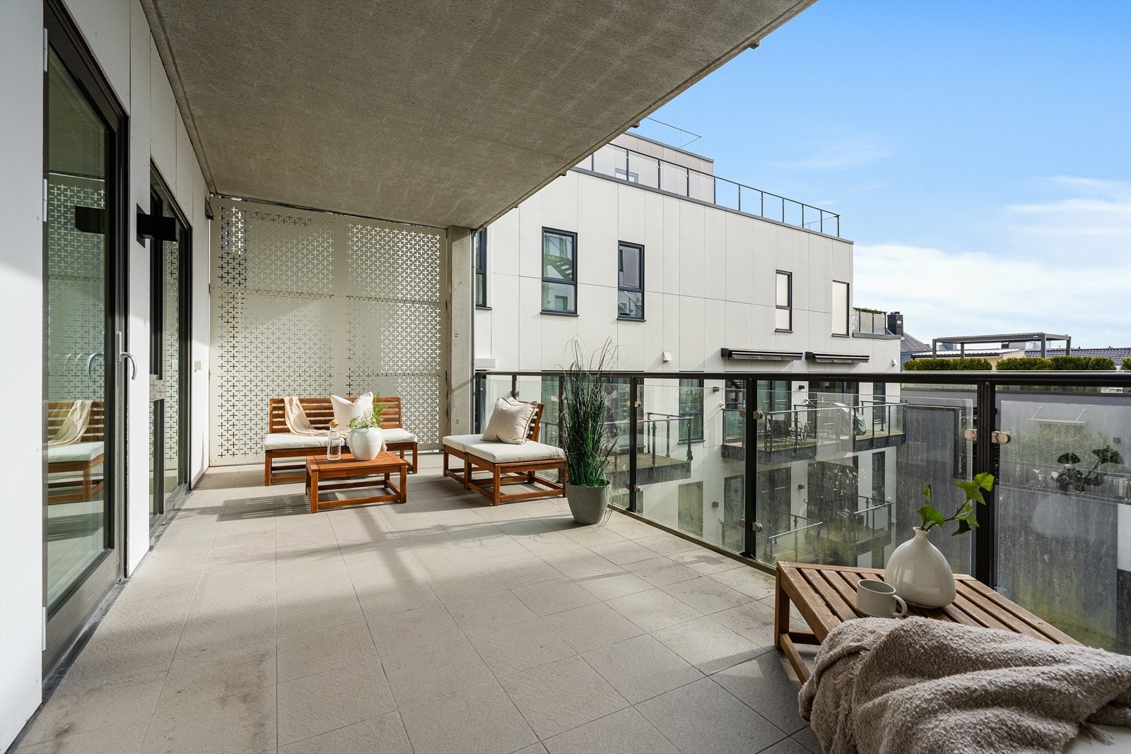 Balkongen har fliser på gulv og krever således lite vedlikehold. Galleribilde