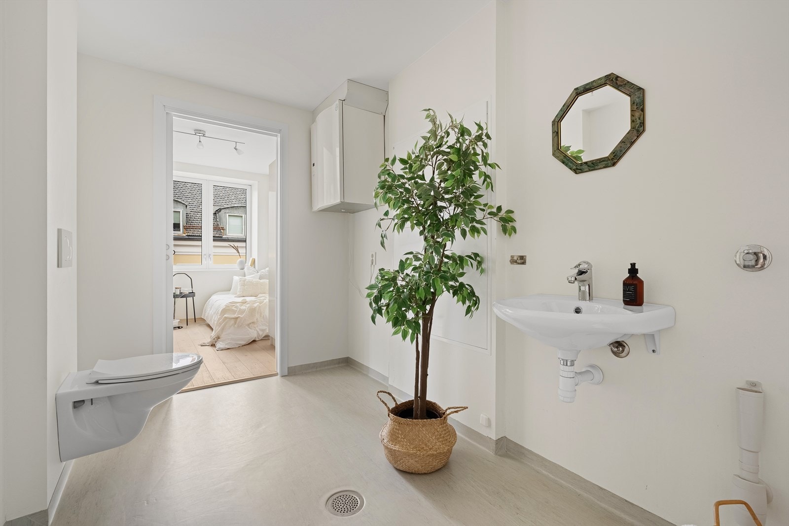 Vaskerommet er utstyrt med vask og toalett og har adkomst fra hhv. bad og ett av boligens soverom. Galleribilde
