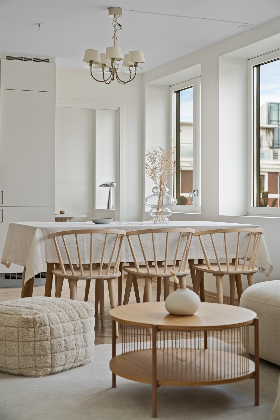 Leiligheten har en romslig stue med god plass til flere soner. Galleribilde