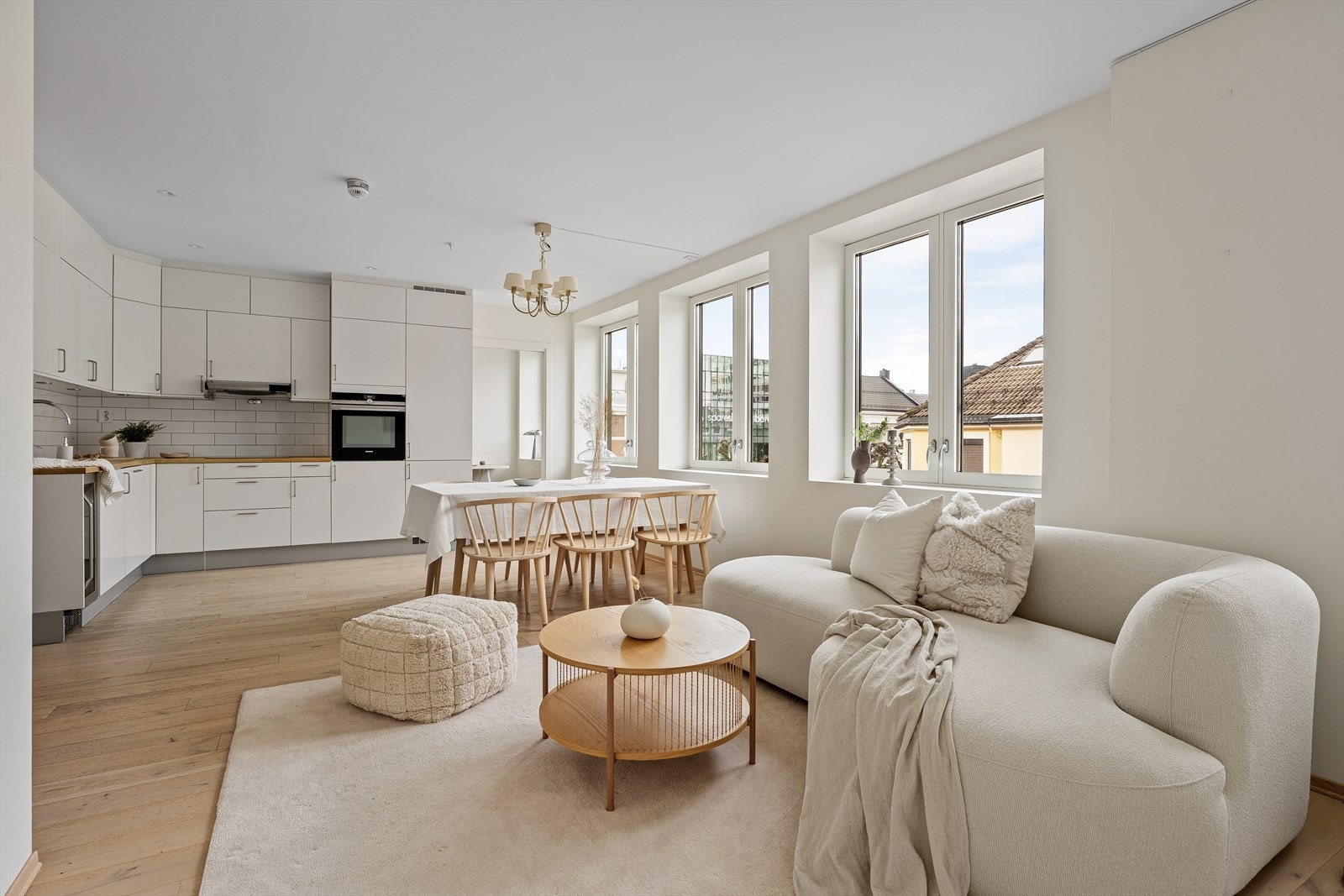 I stuen er det god takhøyde og store vindusflater. Galleribilde