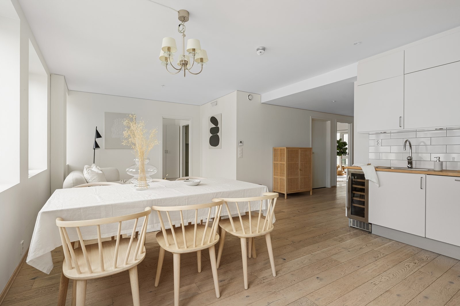 I forlengelsen av kjøkkenet er det god plass til spisegruppe. Galleribilde