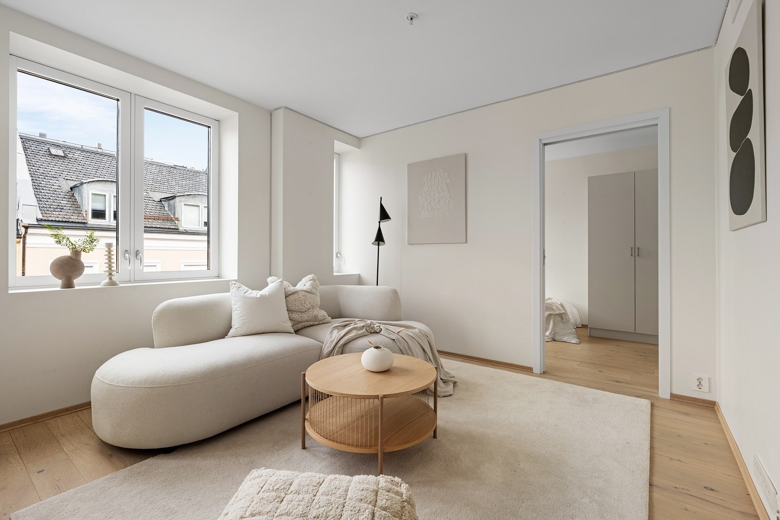 Inn forbi salongen finner du det andre av leilighetens tre soverom. Galleribilde