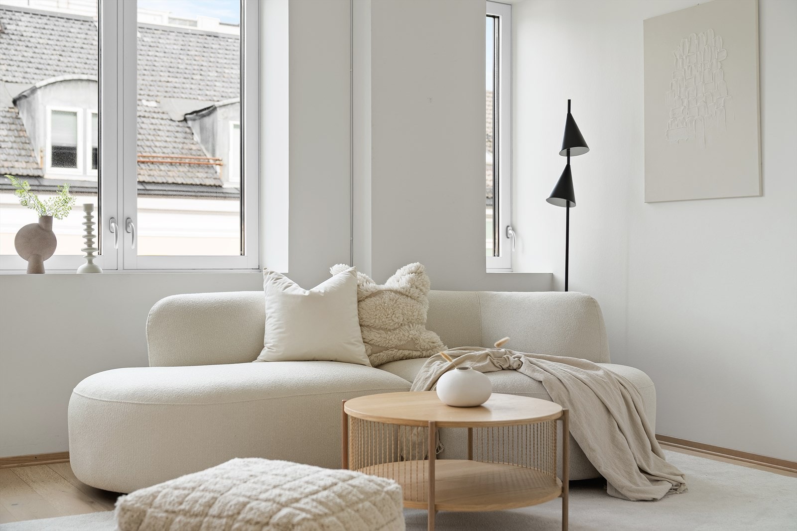 Stuen har lyse, slette overflater og er lett å møblere. Galleribilde