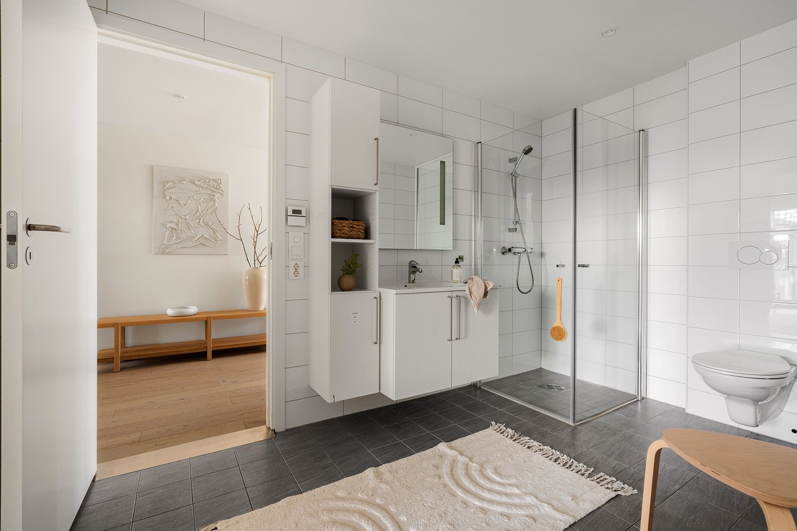 Badet har adkomst via gang, hovedsoverom og vaskerom. Galleribilde