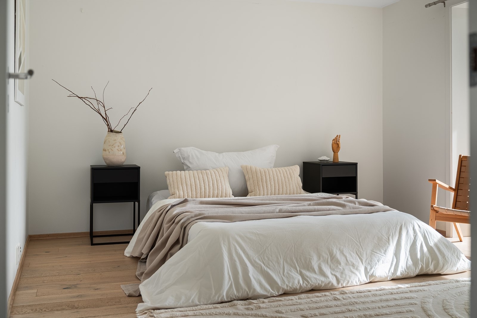 Soverommet er romslig og har god plass til dobbeltseng og garderrobeløsning. Galleribilde