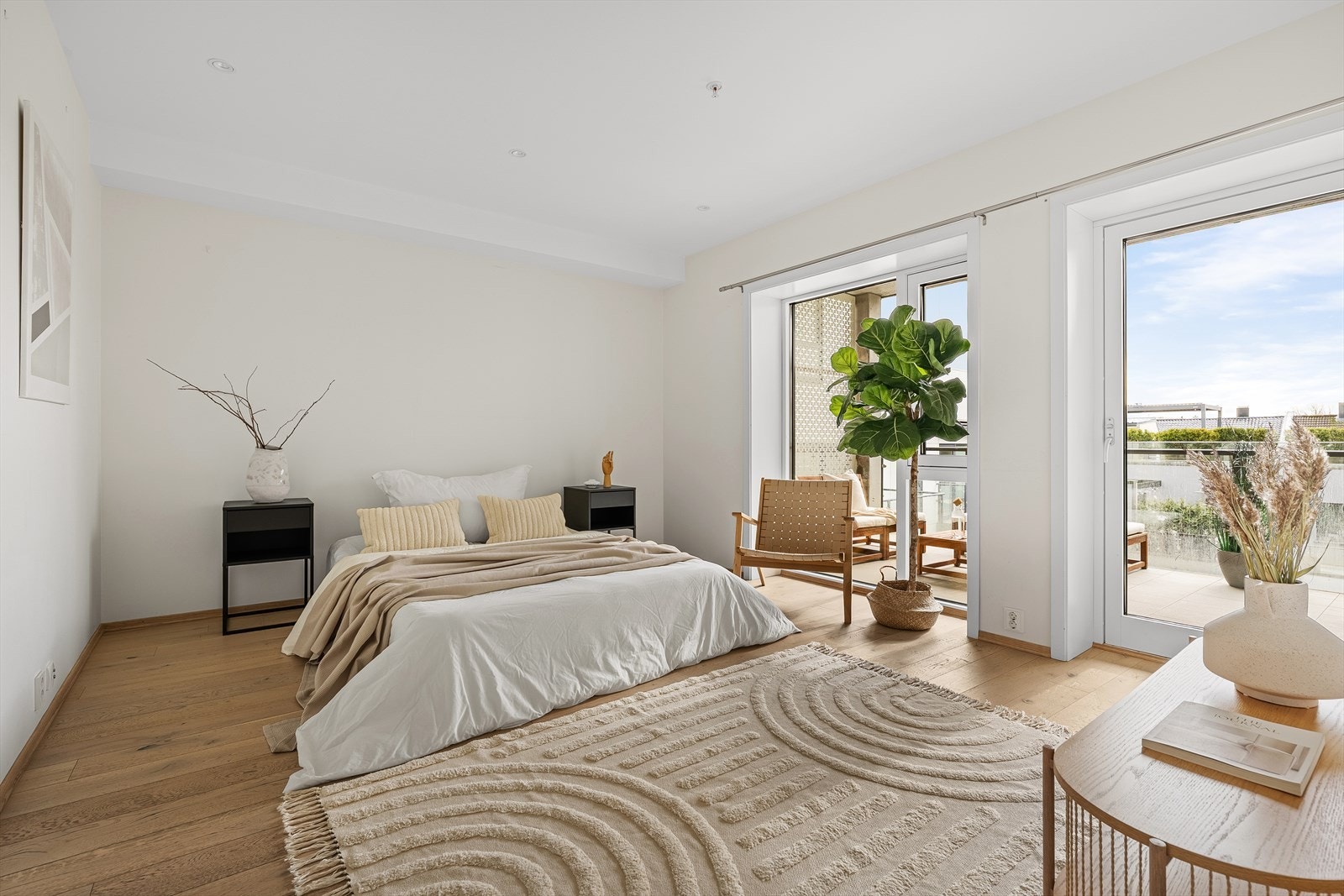 Det største av leilighetens soverom har vært i bruk som en stue nr. 2 av tidligere eier. Galleribilde