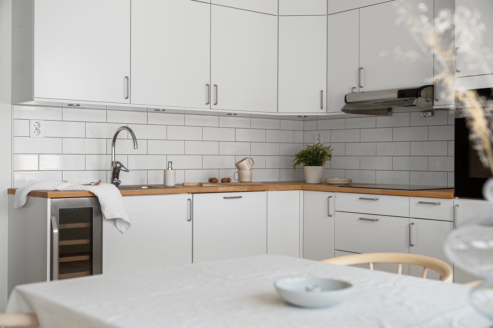 Her finner du bl.a. integrert vinskap, oppvaskmaskin, platetopp, komfyr og kombiskap. Galleribilde