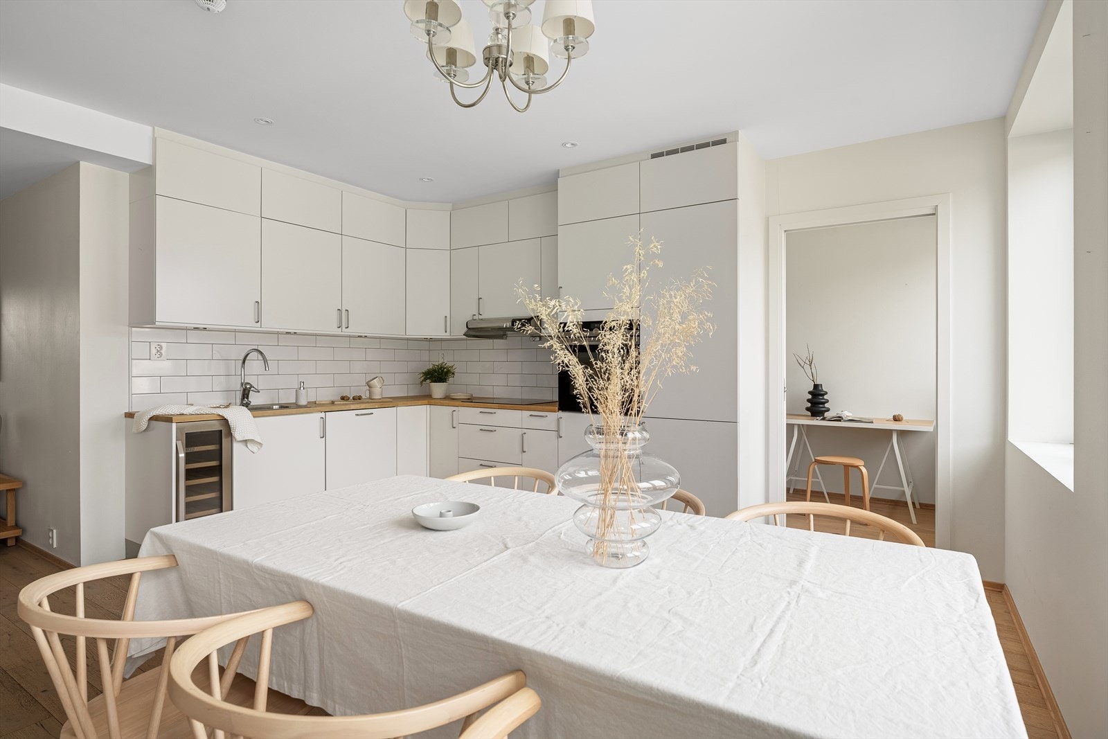 Åpen kjøkkenløsning mot stue. Galleribilde