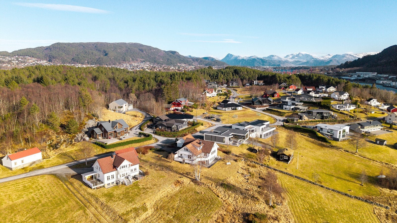 Dronebilde av nærområdet på Inste Hankane Galleribilde