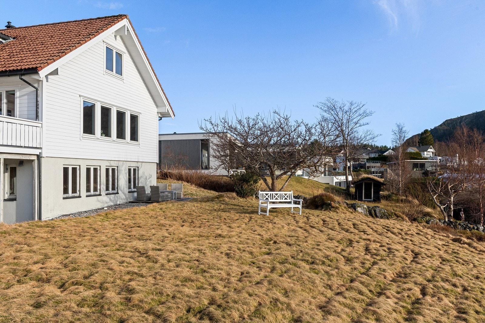 Hage og plenareal mot syd med god plass for lek og morro Galleribilde