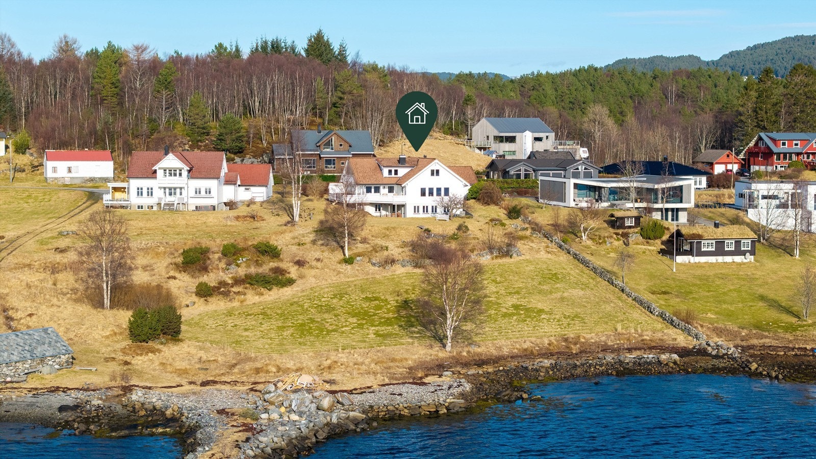 Dronebilde av eiendommen og nærområdet som viser den sjønære beliggenheten Galleribilde