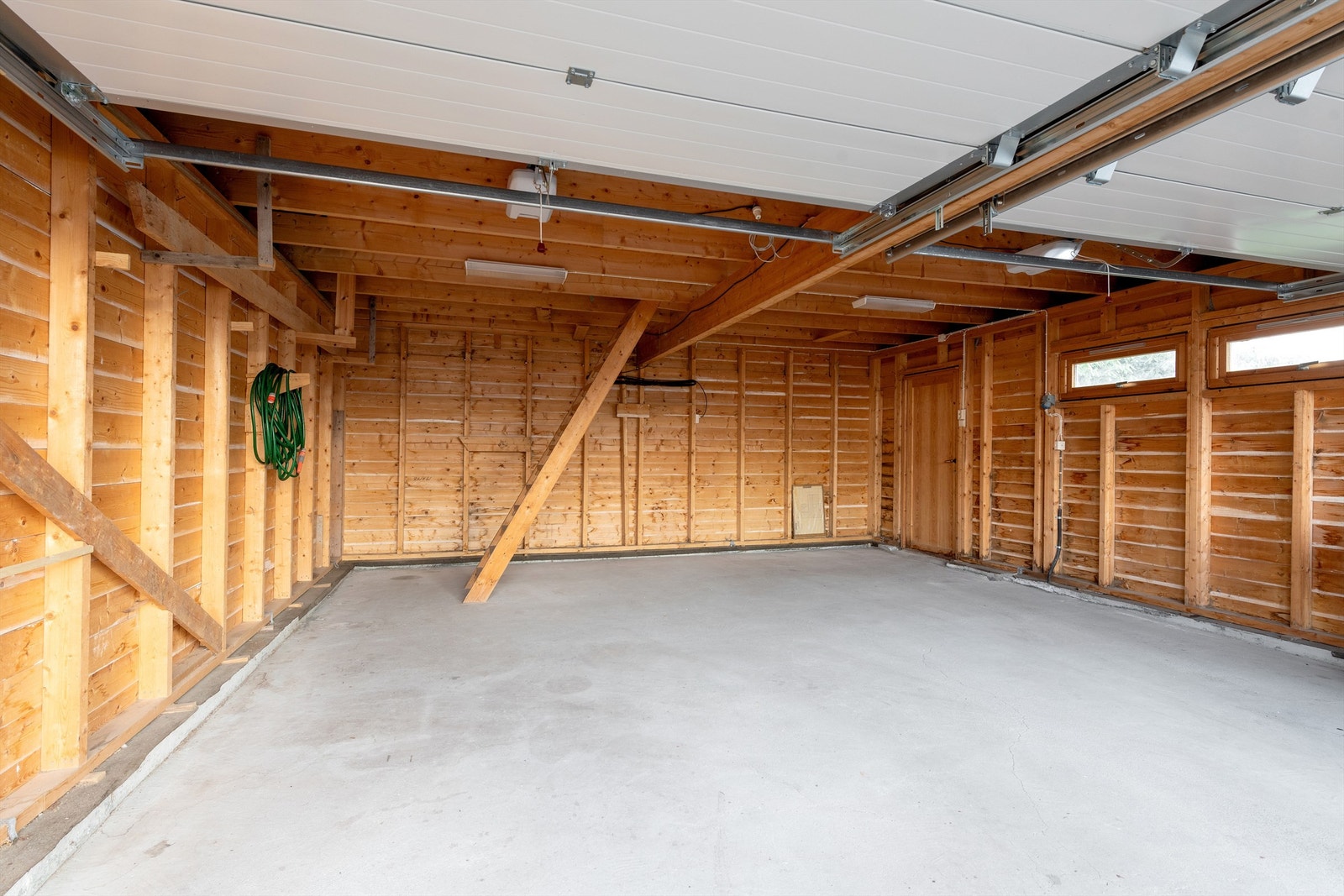 Innvendig i garasjen med trapp til loft med lagringmulighet Galleribilde