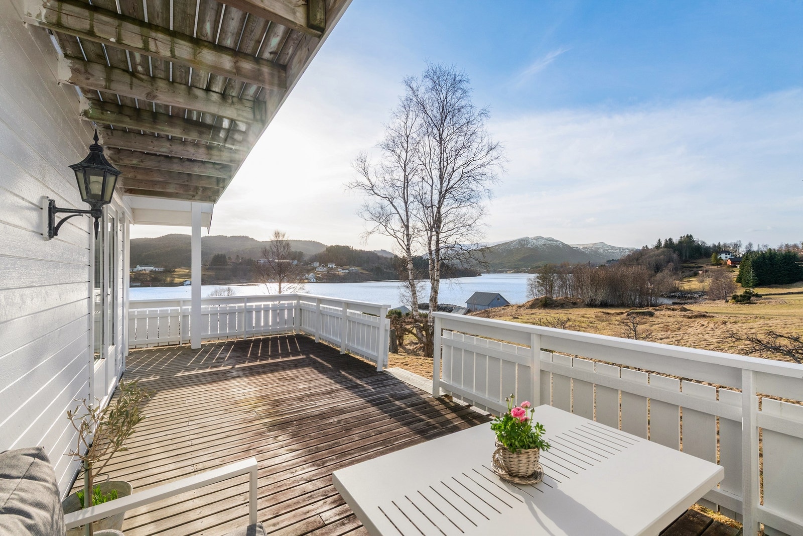 Terrassen mot vest med trapp til hage og flott utsikt mot fjord og fjell Galleribilde