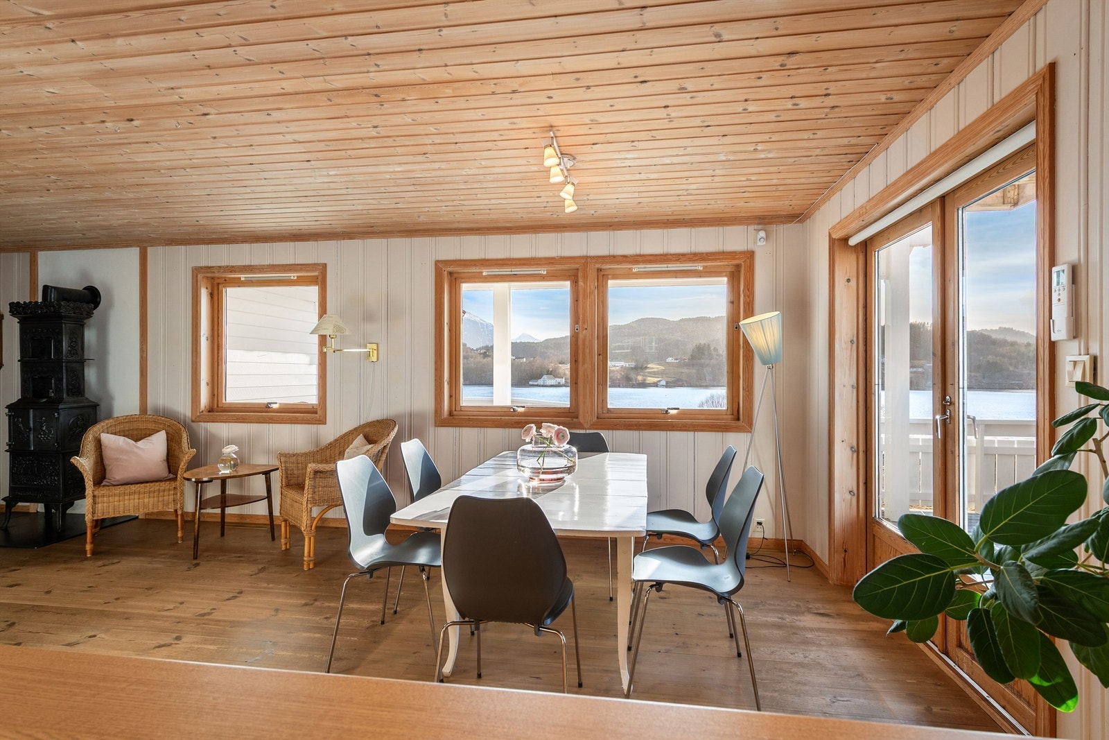 Det er god plass til spisestue plassert ved vindu med flott utsikt mot sjøen og fjella Galleribilde