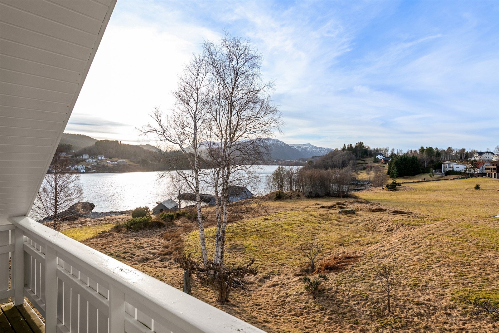 Flott utsikt mot fjord og fjell også fra balkongen i 2. etasje Galleribilde