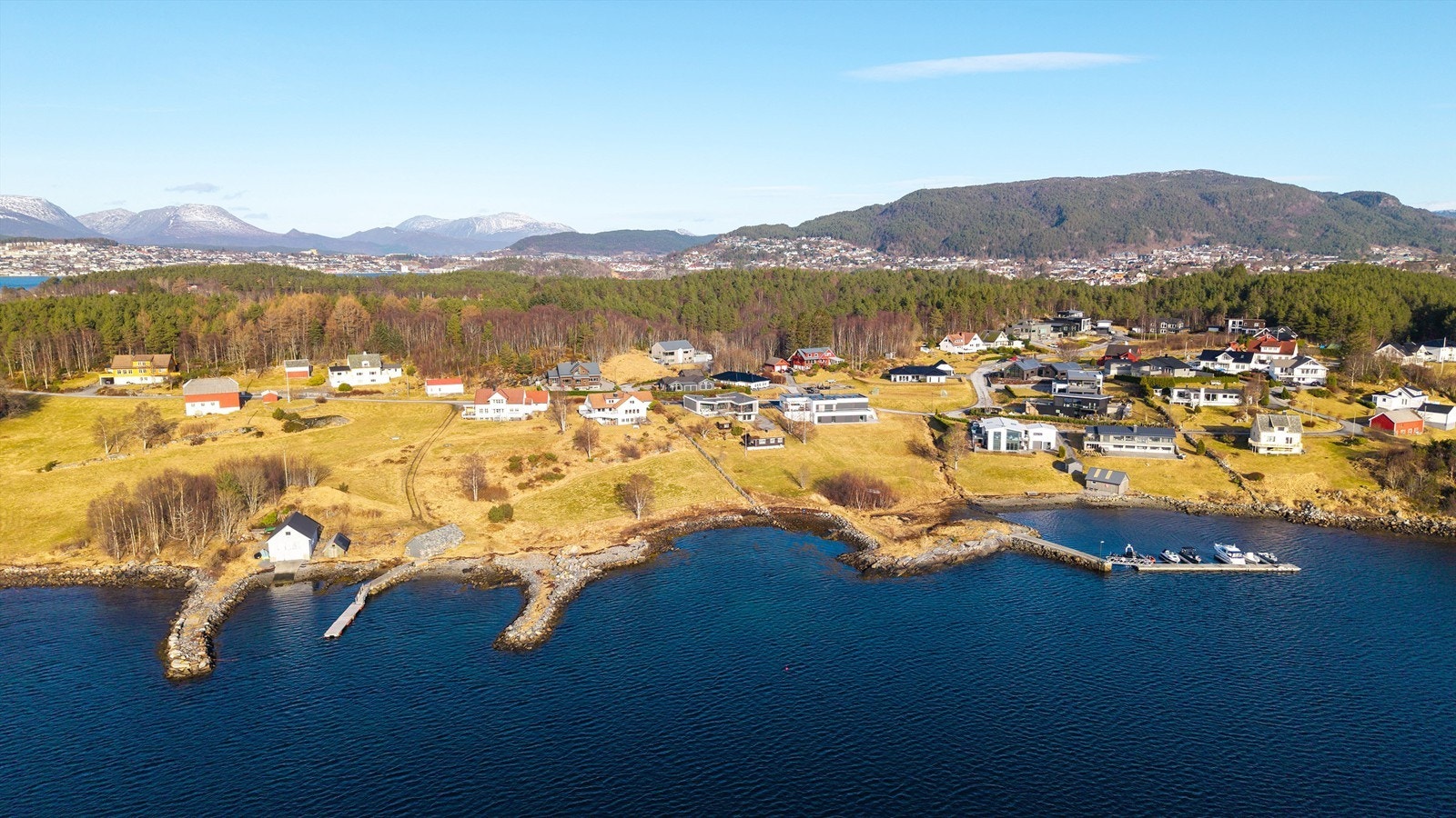 Dronebilde av boligområde på Inste Hankane tatt fra sjøsiden Galleribilde