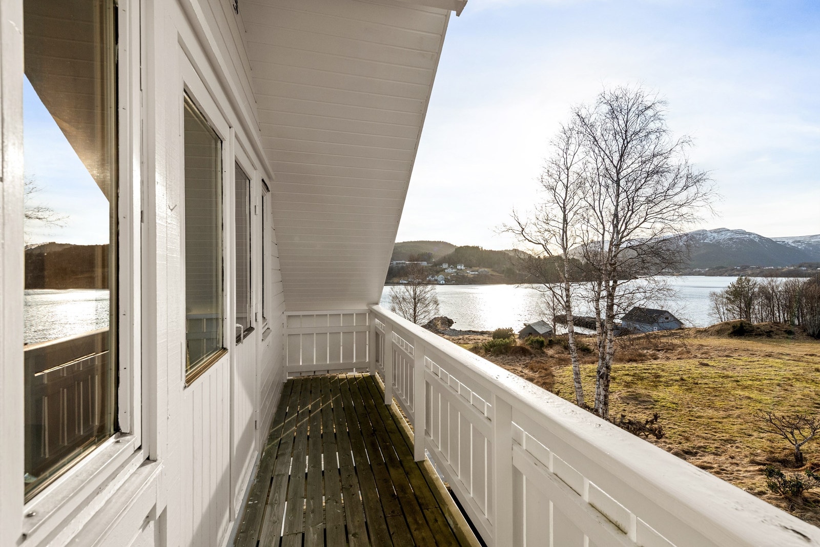 Balkong mot vest med flott fjordutsikt Galleribilde