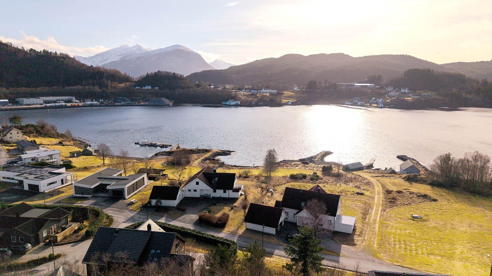 Dronebilde av nærområdet sett fra nord mot syd Galleribilde