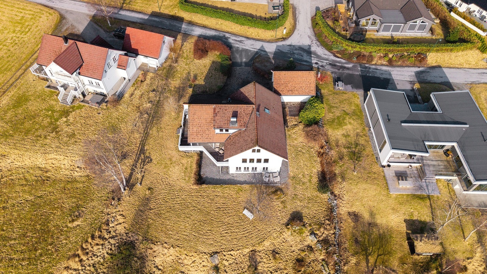 Dronebilde av eiendommen sett fra fugleperspektiv Galleribilde