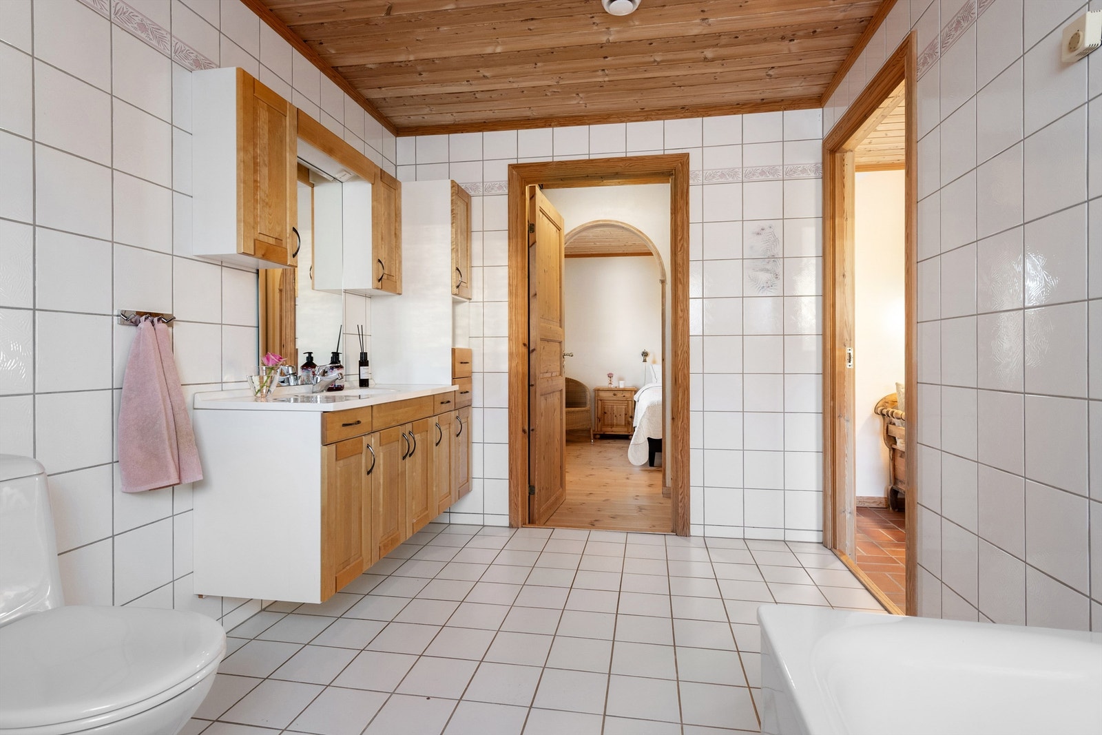 Badet har adkosmt både fra hall/gang og fra hovedsoverom Galleribilde