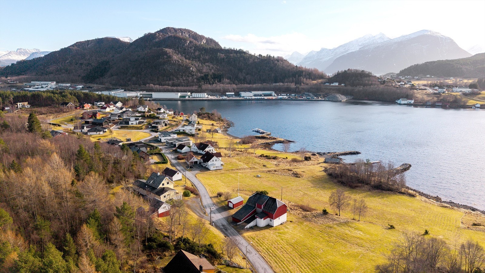 Dronebilde av nærområdet tatt fra vest mot øst Galleribilde