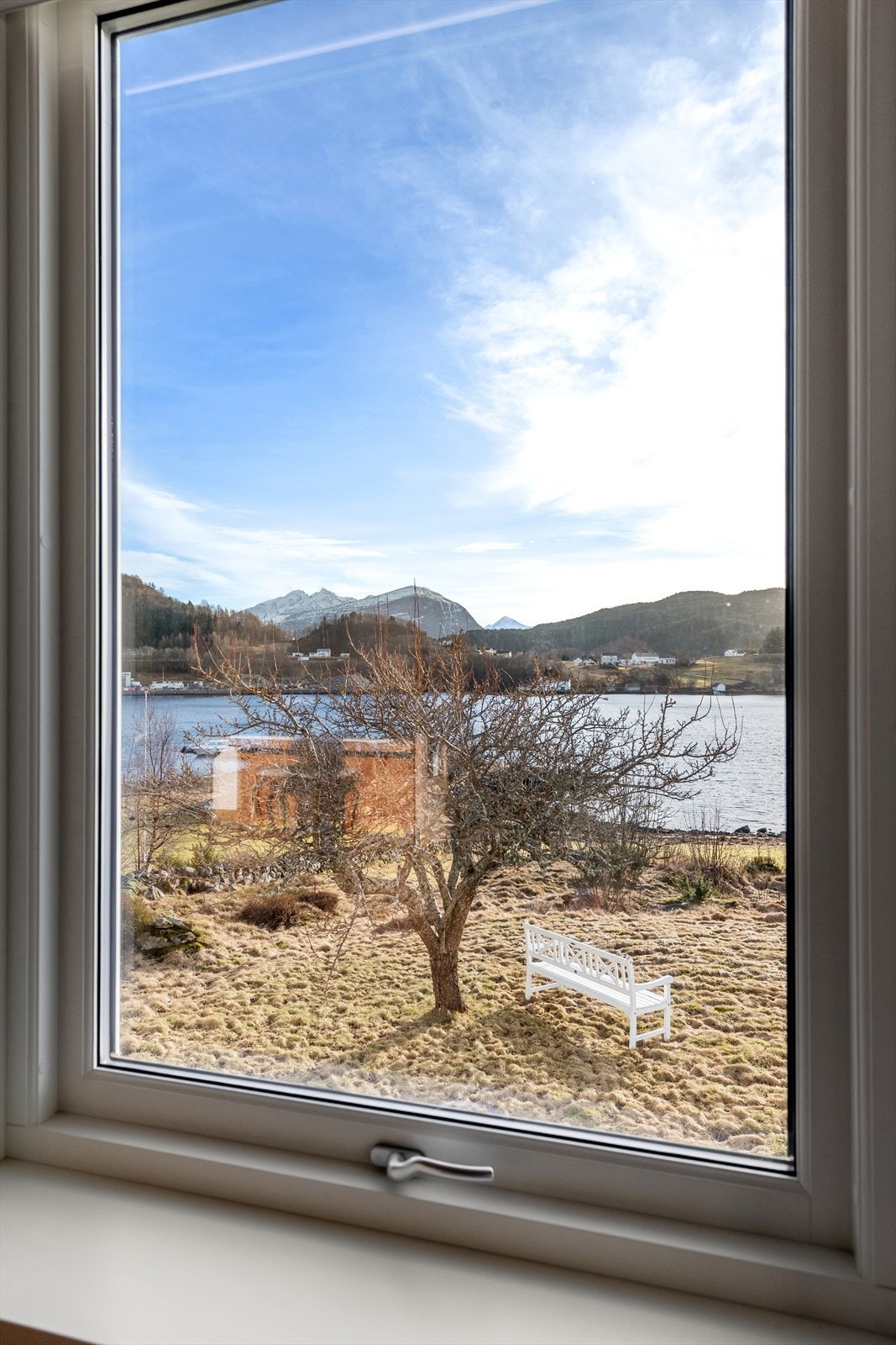 Flott utsikt fra hovedstuen mot hagen og sjøen Galleribilde