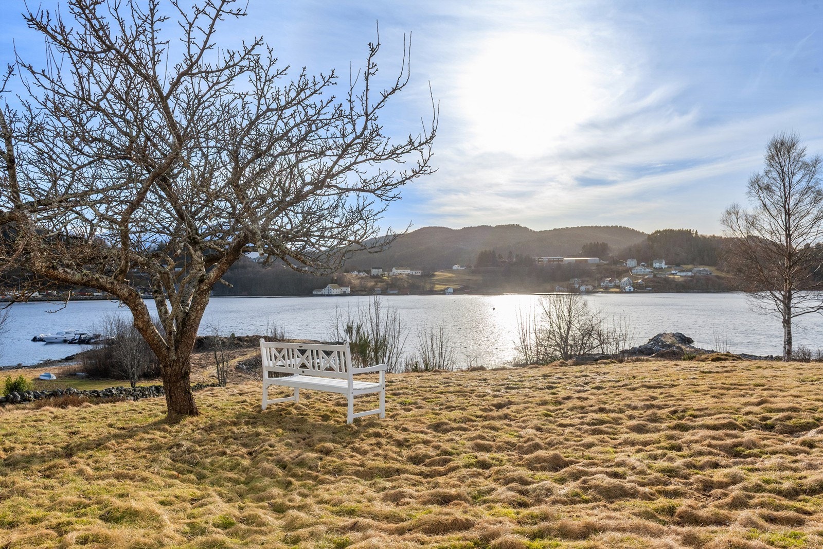 Eiendommen har en unik og sjønær beliggenhet med nydelig utsikt mot fjord og fjell Galleribilde