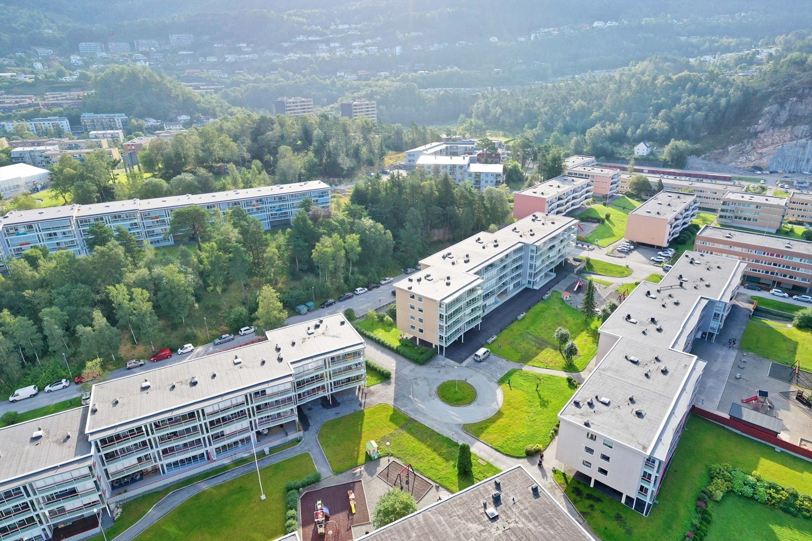 Leiligheten ligger i Minken Borettslag, som er kjent for sine store, pent opparbeidede grøntarealer og rolige interne veier. Galleribilde