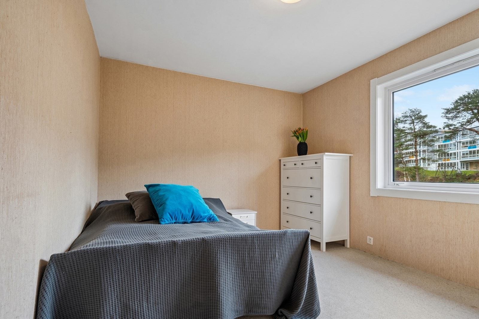 Leilighetens hovedsoverom er på over 12 m² og gir plass til dobbeltseng, nattbord og kommode Galleribilde