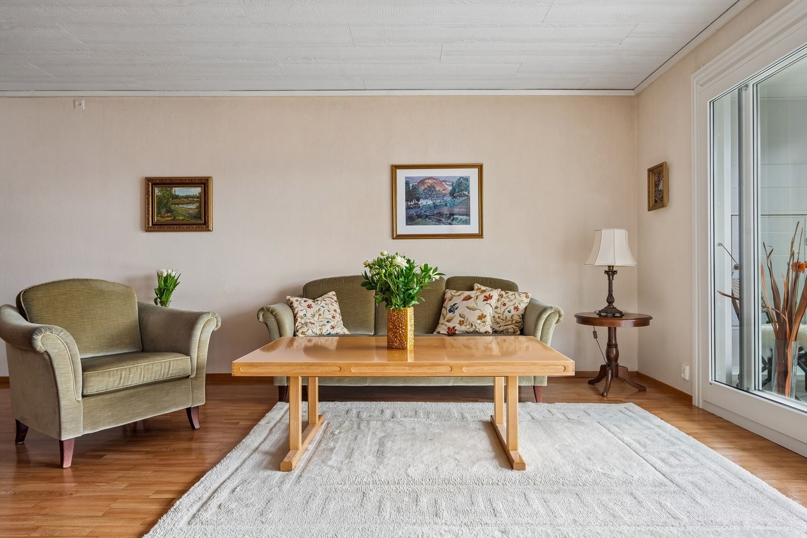 Stuen på ca. 30 m² er lys og romslig, med god plass til både sofagruppe og øvrig møblement. Galleribilde